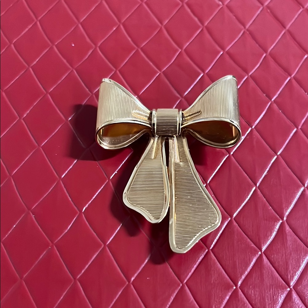 Avon Signed 1980 Bow Brooch And Flower Holder Vintage Like New